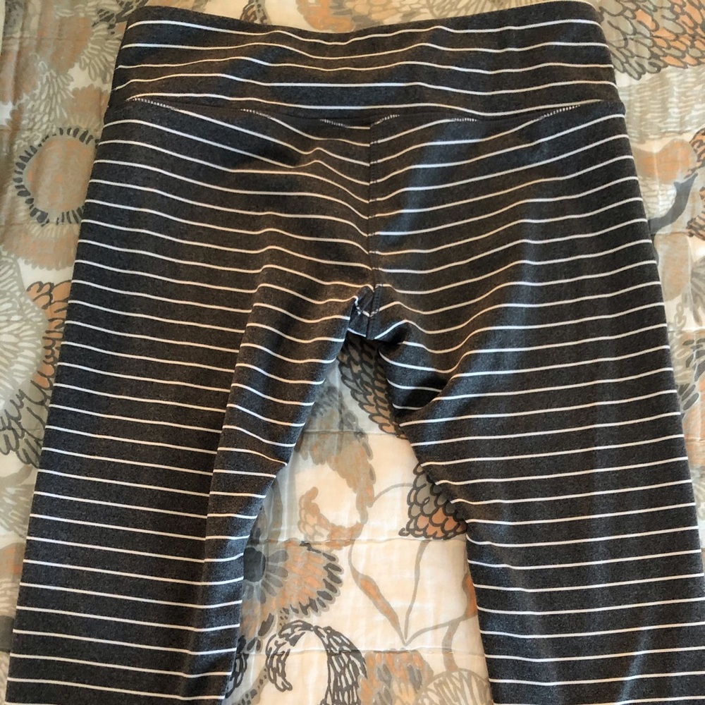 Mondetta grey/white striped crops